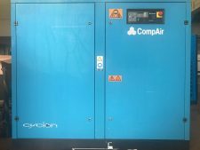 Foto ilustratida do produto Compressor Parafuso Lubrificado CompAir C475 – 100 CV – Velocidade Fixa